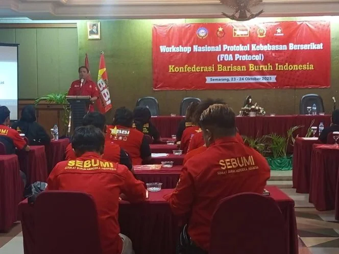 
Keterangan foto : Konfederasi Barisan Buruh Indonesia, Senin 27/10/2025