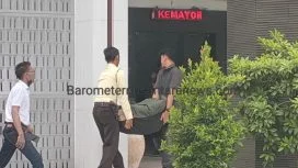 Keterangan foto : Kejaksaan Negeri (Kejari) Tanjung Perak terima barang bukti (BB) uang dugaan perkara tindak pidana korupsi (tipikor) PT Pelindo Regional 3 Surabaya, Senin (27/10/2025)