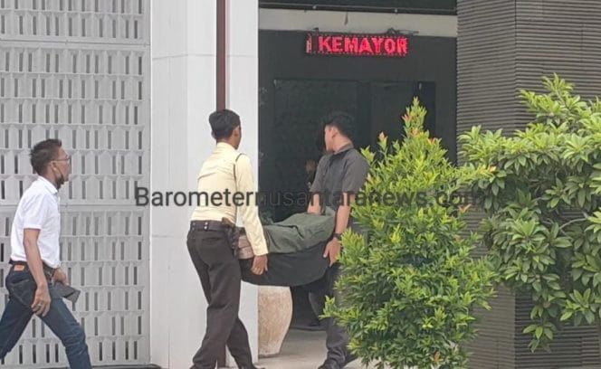 Keterangan foto : Kejaksaan Negeri (Kejari) Tanjung Perak terima barang bukti (BB) uang dugaan perkara tindak pidana korupsi (tipikor) PT Pelindo Regional 3 Surabaya, Senin (27/10/2025)