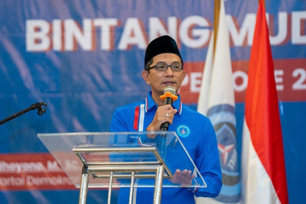 Bmi : Revitalisasi Perubahan Untuk Keadilan Dan Keberpihakan Kaum Lemah 1 Ketua Dewan Pimpinan Nasional Bintang Muda Indonesia (Bmi) Farkhan Evendi Mengatakan, Ada Makna Mendalam Di Balik Peringatan Sumpah Pemuda Bertepatan Tangal 28 Oktober Saat Ini. Farkhan Mengatakan, Ruh Sumpah Pemuda Pada 28 Oktober 1928 Atau Ratusan Tahun Lalu Itu Tak Hanya Bernilai Kebangsaan, Kenegaraan Dalam Jiwa Bertumpah Darah Indonesia. “Namun Dalam Kontek Sekarang Perlu Dimaknai Revitaliasi Semangat Kempemudaan,” Ujar Farkhan, Dalam Pernyataan Resmi Peringatan Hari Sumpah Pemuda, 28 Oktober 2025.10.28 Menurut Farkhan, Semangat Revitalisasi Jiwa Kepemudaan Dapat Dijabarkan Dalam Mendukung Perubahan Lebih Baik Dan Keberpihakan Kaum Lemah. “Karena Kontek Saat Ini Sudah Meraih Kemederkaan, Tinggal Mengubah Pola Pikir Berpihak Yang Jelas, Salah Satunya Berpihak Kepada Kaum Lemah Dan Margial Atau Musta’afin,” Ujar Farkhan Menambahkan. Ia Menegaskan Keperpihakan Pemuda Dalam Kontek Sekarang Itu Dinilai Perlu, Ketika Kemerdekan Secara Dejure Masih Menyisakan Pekerjaan Rumah Atau Pr. Di Antaranya Masih Ada Ketimpangan Kemiskinan, Dikriminasi Minoritas Dan Nilai Keadilan Berbasis Gender. Sejumlah Masalah Itu, Kata Farkhan, Menjadi Tanggungjawab Pemuda Sekarang Melakukan Langkah Nyata Dengan Prorgram Dan Kegiatan Yang Dijiwai Prinsip Menegakakn Keadilan Serta Menolong Kelompok Rentan. “Baik Rentan Ekonomi, Rentan Diskrimansi Maupun Kerentanan Lain,” Ujar Farkhan. Selain Itu Farkhan Mengingatkan Pentingnya Menjaga Identitas Pemuda Yang Selalu Hadir Sebagai Pendobrak Ketika Menemukan Tatanan Sistem Maupun Nilai-Nilai Yang Merugikan Publik Dan Bangsa. “Selalu Hadir Dalam Kepeloporan Di Semua Sektor. Termasuk Mendobrak Paradigma Atau Pola Pikir Dan Peran Menata Sistem Yang Lebih Baik,” Kata Farkhan Menjelaskan.