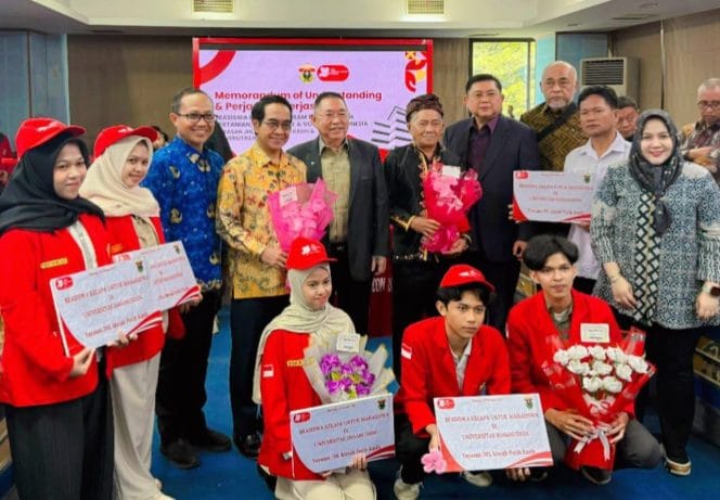 
Materi Kuliah Umum Jerry Hermawan Lo, Ketua Dewan Penasehat JHL Merah Putih Kasih (JHL Foundation) membuat Rektor Universitas Hasanuddin, Prof Dr. Ir Jamaluddin Jompa, M.Sc, dengan segenap guru besar dan civitas akademika, Selasa (28/10/2025)