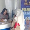 Keterangan foto : Personil lalu lintas Polda Sultra saat memberikan pelayanan ke masyarakat, Rabu (29/1/2025)
