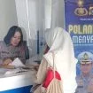 Keterangan foto : Personil lalu lintas Polda Sultra saat memberikan pelayanan ke masyarakat, Rabu (29/1/2025)