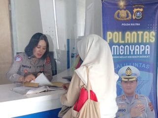 Keterangan foto : Personil lalu lintas Polda Sultra saat memberikan pelayanan ke masyarakat, Rabu (29/1/2025)