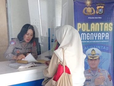 Keterangan foto : Personil lalu lintas Polda Sultra saat memberikan pelayanan ke masyarakat, Rabu (29/1/2025)