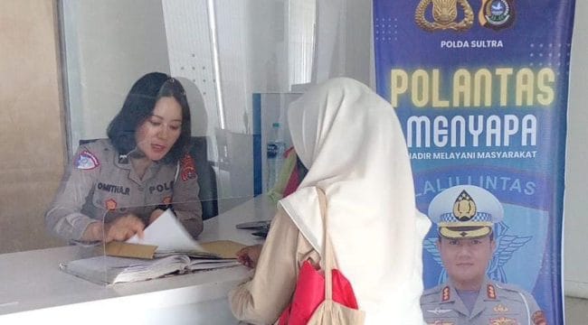 Keterangan foto : Personil lalu lintas Polda Sultra saat memberikan pelayanan ke masyarakat, Rabu (29/1/2025)