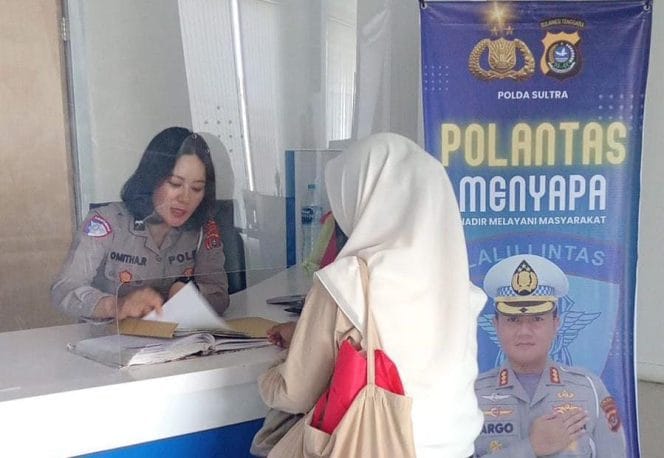 Keterangan foto : Personil lalu lintas Polda Sultra saat memberikan pelayanan ke masyarakat, Rabu (29/1/2025)