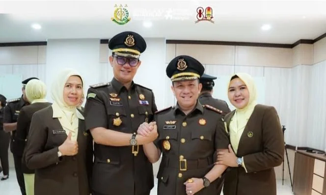 
Keterangan foto : Kepala Kejaksaan Tinggi Daerah Khusus Jakarta (Kajati DKJ) Dr. Patris Yusrian Jaya secara resmi telah melantik Dr. Safrianto Zuriat Putra, SH MH menjadi Asisten Tindak Pidana Umum (Aspidum), Rabu (29/10/2025)