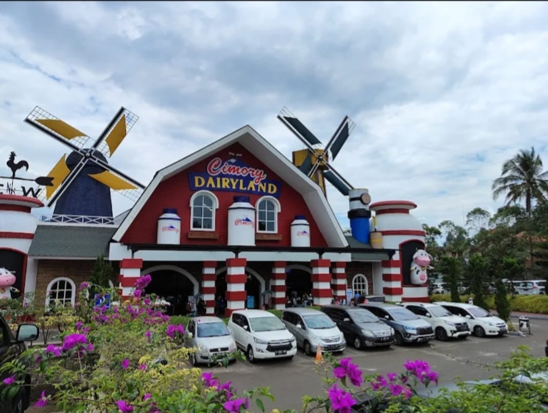 Dicakar Burung Merak, Pengunjung Somasi Dairyland Farm Theme Park Puncak 1 Dicakar Burung Merak, Pengunjung Somasi Dairyland Farm Theme Park Puncak
