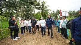Dokumentasi: H.ayep Zaki,bersama Bupati Boalemo (Rum Pagau) dan Wakil Ketua DPRD Provinsi Gorontalo (Ridwan Monoarfa), baru saja menanam Bambu Betung. Ini menjadi lambang menanam kebaikan antara Kota Sukabumi dan Kabupaten Boalemo. Mudah-mudahan pada waktunya, kita akan memanen benih kebaikan ini.