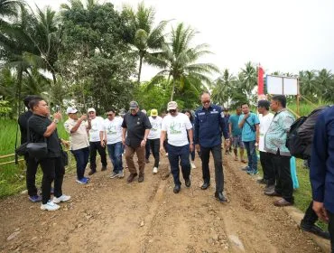 Dokumentasi: H.ayep Zaki,bersama Bupati Boalemo (Rum Pagau) dan Wakil Ketua DPRD Provinsi Gorontalo (Ridwan Monoarfa), baru saja menanam Bambu Betung. Ini menjadi lambang menanam kebaikan antara Kota Sukabumi dan Kabupaten Boalemo. Mudah-mudahan pada waktunya, kita akan memanen benih kebaikan ini.