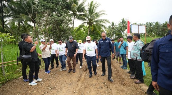 Dokumentasi: H.ayep Zaki,bersama Bupati Boalemo (Rum Pagau) dan Wakil Ketua DPRD Provinsi Gorontalo (Ridwan Monoarfa), baru saja menanam Bambu Betung. Ini menjadi lambang menanam kebaikan antara Kota Sukabumi dan Kabupaten Boalemo. Mudah-mudahan pada waktunya, kita akan memanen benih kebaikan ini.