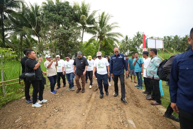 Dokumentasi: H.ayep Zaki,bersama Bupati Boalemo (Rum Pagau) dan Wakil Ketua DPRD Provinsi Gorontalo (Ridwan Monoarfa), baru saja menanam Bambu Betung. Ini menjadi lambang menanam kebaikan antara Kota Sukabumi dan Kabupaten Boalemo. Mudah-mudahan pada waktunya, kita akan memanen benih kebaikan ini.