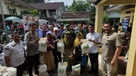 Keterangan foto : Bantuan Pangan Beras ke masyarakat, Kamis (30/10/2025)