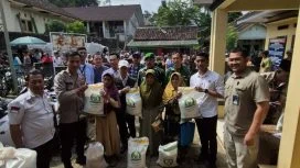 Keterangan foto : Bantuan Pangan Beras ke masyarakat, Kamis (30/10/2025)
