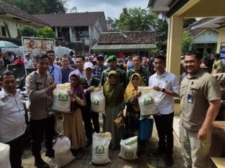 Keterangan foto : Bantuan Pangan Beras ke masyarakat, Kamis (30/10/2025)