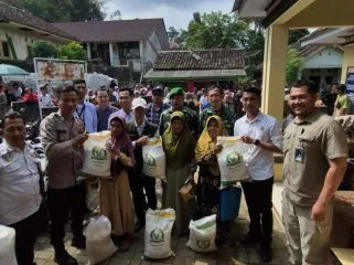 Keterangan foto : Bantuan Pangan Beras ke masyarakat, Kamis (30/10/2025)