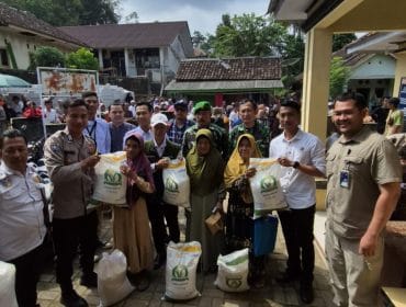 Keterangan foto : Bantuan Pangan Beras ke masyarakat, Kamis (30/10/2025)
