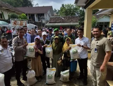 Keterangan foto : Bantuan Pangan Beras ke masyarakat, Kamis (30/10/2025)
