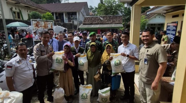 Keterangan foto : Bantuan Pangan Beras ke masyarakat, Kamis (30/10/2025)