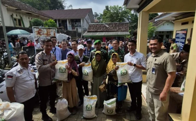 
Keterangan foto : Bantuan Pangan Beras ke masyarakat, Kamis (30/10/2025)