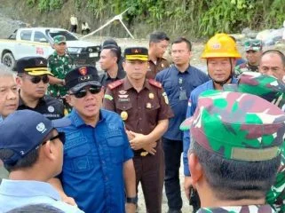 Keterangan foto: Satgas PKH saat melakukan penertiban beberapa hari yang lalu, Kamis (30/10/2025/Sumber Foto Mukhsin Nasir)
