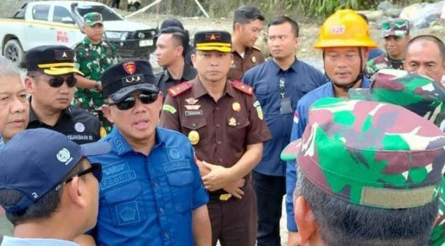 Keterangan foto: Satgas PKH saat melakukan penertiban beberapa hari yang lalu, Kamis (30/10/2025/Sumber Foto Mukhsin Nasir)