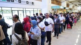Keterangan foto : Penumpang kreta cepat Wosh sedang antre, Kamis (30/10/2025)