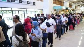 Keterangan foto : Penumpang kreta cepat Wosh sedang antre, Kamis (30/10/2025)