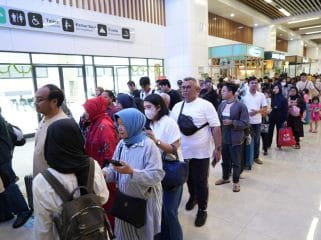 Keterangan foto : Penumpang kreta cepat Wosh sedang antre, Kamis (30/10/2025)