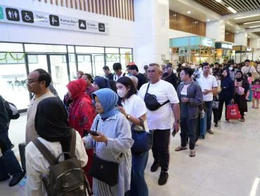 Keterangan foto : Penumpang kreta cepat Wosh sedang antre, Kamis (30/10/2025)
