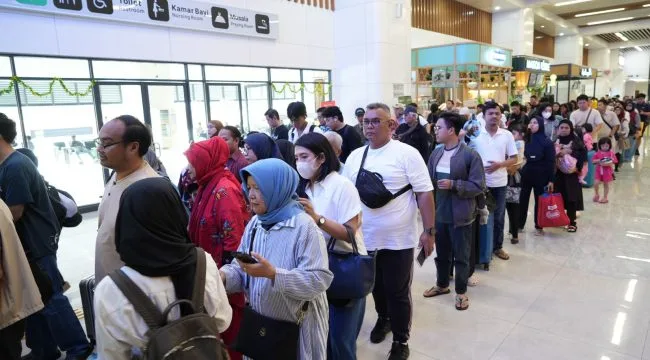 Keterangan foto : Penumpang kreta cepat Wosh sedang antre, Kamis (30/10/2025)