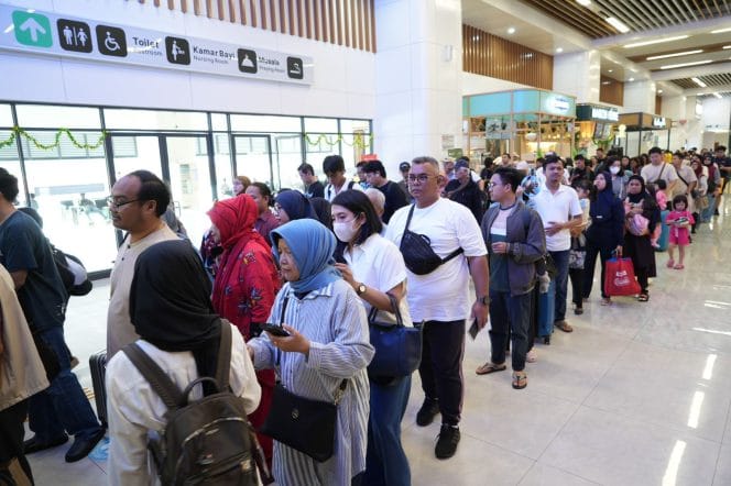 Keterangan foto : Penumpang kreta cepat Wosh sedang antre, Kamis (30/10/2025)
