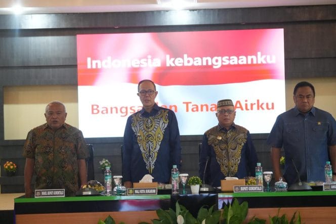 Pemerintah Kota Sukabumi dan Pemerintah Kabupaten Gorontalo resmi menandatangani kesepakatan kerja sama antar daerah yang digelar di Ruang Pertemuan Pemkab Gorontalo, Jumat (31/10/2025).Kegiatan tersebut dihadiri oleh Anggota DPR RI Rachmat Gobel, Wali Kota Sukabumi H. Ayep Zaki, Bupati Gorontalo Sofyan Puhi, serta Wakil Bupati Gorontalo.