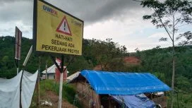 Foto: Proyek pembangunan Pembangkit Listrik Tenaga Mikro Hidro (PLTMH) di aliran Sungai Ci Madur, Desa Warung Banten, Kecamatan Cibeber, Kabupaten Lebak, Rabu (29/10/2025).