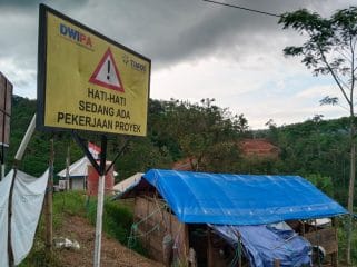 Foto: Proyek pembangunan Pembangkit Listrik Tenaga Mikro Hidro (PLTMH) di aliran Sungai Ci Madur, Desa Warung Banten, Kecamatan Cibeber, Kabupaten Lebak, Rabu (29/10/2025).