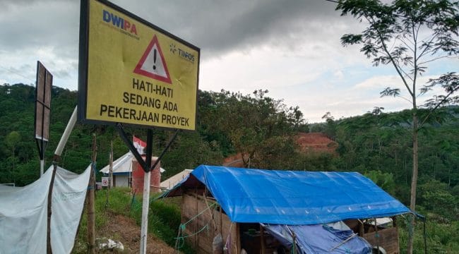 Foto: Proyek pembangunan Pembangkit Listrik Tenaga Mikro Hidro (PLTMH) di aliran Sungai Ci Madur, Desa Warung Banten, Kecamatan Cibeber, Kabupaten Lebak, Rabu (29/10/2025).