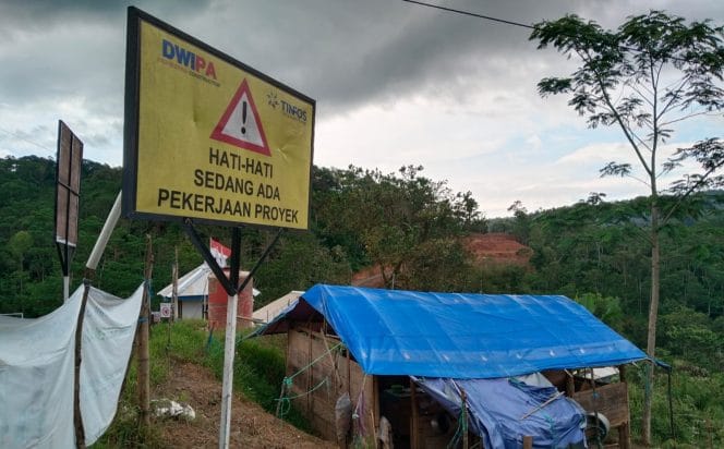 Foto: Proyek pembangunan Pembangkit Listrik Tenaga Mikro Hidro (PLTMH) di aliran Sungai Ci Madur, Desa Warung Banten, Kecamatan Cibeber, Kabupaten Lebak, Rabu (29/10/2025).