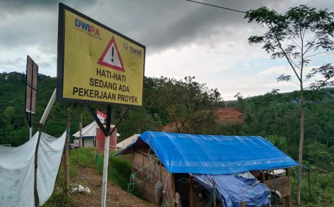 
Foto: Proyek pembangunan Pembangkit Listrik Tenaga Mikro Hidro (PLTMH) di aliran Sungai Ci Madur, Desa Warung Banten, Kecamatan Cibeber, Kabupaten Lebak, Rabu (29/10/2025).