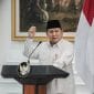 Jakarta – Momentum Ulang Tahun Presiden Republik Indonesia, Prabowo Subianto, Dimaknai Secara Berbeda Oleh Dewan Pimpinan Pusat Gerakan Ekonomi Kreatif (Gerak 08). Bukan Sekadar Ucapan Seremonial, Organisasi Ini Menandai Perayaan Tersebut Dengan Meluncurkan Delapan Program Pemberdayaan Ekonomi Rakyat Sebagai Bentuk Dukungan Nyata Terhadap Kepemimpinan Presiden. Ketua Bidang Organisasi, Kaderisasi, Dan Keanggotaan (Okk) Dpp Gerak 08, Paulus Victor Motuloh, Menyampaikan Ucapan Selamat Ulang Tahun Sekaligus Doa Agar Presiden Prabowo Selalu Diberi Kesehatan, Kekuatan, Dan Kebijaksanaan Dalam Menjalankan Amanah Memimpin Bangsa. “Gerak 08 Tidak Berhenti Pada Ucapan. Kami Memberi Hadiah Delapan Paket Program Nyata Untuk Rakyat, Sebagai Bukti Bahwa Kami Mendukung Penuh Kebijakan Presiden Prabowo Yang Berpihak Pada Rakyat Kecil. Kami Pasang Badan Untuk Program Presiden Yang Pro-Rakyat. Gerak 08 Tegak Lurus Dan Lurus Tegak Kepada Presiden Prabowo Subianto,” Tegas Paulus Di Jakarta, Jumat (17/10/2025). Delapan Program Yang Diluncurkan Gerak 08 Mencakup Bidang Ekonomi, Pendidikan, Komunikasi Publik, Dan Sosial, Semuanya Berorientasi Pada Penguatan Kemandirian Ekonomi Nasional. Berikut Rinciannya: 1. Delapan (Deretan Tangga Lagu-Lagu Perjuangan) – Lomba Cipta Puisi Dan Lagu Perjuangan Untuk Menumbuhkan Semangat Nasionalisme. 2. Persp3Ktif-Indonesia – Program Edukatif Daring Yang Mempertemukan Eksekutif, Legislatif, Dan Yudikatif Dalam Diskusi Tentang Ketatanegaraan Dan Bela Bangsa. 3. Pojok-Jatidiri (Pojok Jajanan Tradisional Mandiri Rakyat Indonesia) Inisiatif Pengembangan Umkm Ibu-Ibu Rumah Tangga Untuk Memperkuat Ekonomi Rakyat Berbasis Kerajinan Untuk Kemandirian Diseluruh Persada Nusantara Tercinta Indonesia. 4. Ikrar Indonesia (Industri Kerajinan Rakyat Indonesia) Gerakan Pemberdayaan Industri Kerajinan Rakyat Yang Berbasis Rumah Tangga. 5. Sayadua (Sahabat Yatim, Dhuafa, Dan Orang Tua Terlantar) Gerakan Sosial Berkelanjutan Sebagai Wujud Kepedulian Terhadap Kelompok Rentan Dan Terpinggirkan. 6. Perkasa-Indonesia Adalah Pameran On-Line Dan Off-Line Komoditas Andalan Bangsa Indonesia. 7. Tembikar Gerak 08 (Temu Bincang Pakar Petani Dan Pertanian, Perkebunan, Peternakan Serta Perikanan) Forum Nasional Untuk Mengangkat Harkat Dan Martabat Petani Serta Mewujudkan Kedaulatan Sektor Pangan Nasional. 8. Penalti (Perbincangan Nasional Teknologi Informasi) Ruang Diskusi Perbincangan Interaktif Antara Rakyat Dan Presiden Untuk Memperkuat Komunikasi Informasi Dua Arah Dalam Pembangunan Digital Nasional. Paulus Menjelaskan, Delapan Langkah Konkret Tersebut Merupakan “Kado Ideologis” Dari Gerak 08 Untuk Presiden Prabowo, Yang Dinilai Berhasil Membangkitkan Optimisme Rakyat Terhadap Arah Pembangunan Nasional. “Ekonomi Rakyat Harus Jadi Tiang Utama. Ini Bukan Sekadar Slogan, Tapi Gerakan Yang Hidup Di Tengah Masyarakat. Program Ini Adalah Cara Kami Memastikan Visi Presiden Benar-Benar Turun Sampai Ke Akar Rumput,” Ujarnya. Ketua Umum Gerak 08, Revitriyoso Husodo, Juga Menyampaikan Selamat Ulang Tahun Kepada Presiden Prabowo. Ia Menegaskan Komitmen Organisasi Untuk Selalu Berada Di Garis Rakyat Dan Mendukung Penuh Setiap Kebijakan Pemerintah Yang Berorientasi Pada Kesejahteraan Nasional. “Semoga Bapak Presiden Senantiasa Diberi Kesehatan Dan Kekuatan Dan Kebijakan Prima Dari Tuhan Yang Mahaesa. Kami, Seluruh Pengurus Gerak 08, Akan Terus Tegak Lurus Bersama Bapak Dalam Memperjuangkan Cita-Cita Rakyat Indonesia,” Ujar Revitriyoso. Gerak 08 Menutup Pernyataannya Dengan Semangat Gotong Royong Melalui Seruan, *Bersama Kita Tuntas Tunaikan Pemberantasan Kemiskinan Dan Korupsi Dari Diri Kita Sendiri