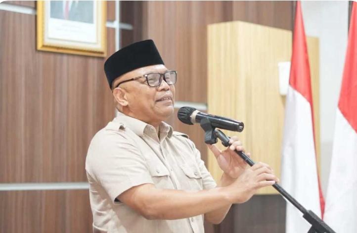 Pemerintah Kota Sukabumi Tegaskan Transparansi Dalam Pembentukan Tkpp 1 Sebagai Bagian Dari Komitmen Pemerintah Kota Sukabumi Dalam Menjaga Transparansi Dan Akuntabilitas Publik, Penting Untuk Menyampaikan Penjelasan Resmi Kepada Masyarakat Terkait Pembentukan Tim Koordinasi Percepatan Pembangunan (Tkpp)  Sekretaris Daerah Kota Sukabumi, H. Andang Tjahjandi, Menegaskan Bahwa Langkah Pembentukan Tkpp Merupakan Bentuk Komitmen Pemerintah Daerah Dalam Menjaga Prinsip Transparansi, Akuntabilitas, Serta Tata Kelola Pemerintahan Yang Baik (Good Governance). Dalam Pernyataannya, Sekda Menjelaskan Bahwa Pembentukan Tkpp Dilakukan Sesuai Dengan Ketentuan Hukum Yang Berlaku Dan Merupakan Praktik Yang Lazim Diberlakukan Di Berbagai Daerah Serta Telah Diterapkan Pula Pada Periode Sebelumnya. Penyesuaian Nomenklatur Tkpp Disebut Sebagai Upaya Keselarasan Dengan Praktik Di Pemerintah Pusat Maupun Daerah Lain. “Keberadaan Tkpp Dinilai Berdampak Langsung Pada Meningkatnya Pendapatan Asli Daerah (Pad) Serta Menguatnya Sinergi Antarlembaga Dan Perangkat Daerah,” Ujar Sekda Kota Sukabumi. Kontribusi Itu Antara Lain Tercermin Pada Peningkatan Kinerja Sejumlah Bumd Dan Blud Di Kota Sukabumi. Direktur Utama Perumda Bpr Kota Sukabumi, Sutrisno Priyosuryono, Menyampaikan, “Keberadaan Tim Komunikasi Percepatan Pembangunan Memberikan Manfaat Konkret Dalam Meningkatkan Citra Usaha Dan Kepercayaan Publik, Terutama Di Lingkungan Pemkot Sukabumi. Dampak Positif Tersebut Terlihat Dari Peningkatan Kinerja Usaha, Di Mana Laba (Gross) Naik Signifikan Dari Rp2,5 Miliar Pada Periode 2024 Menjadi Rp4,1 Miliar Hingga September 2025 Dengan Roa Mencapai 8,1% Dan Diperoyeksikan Akan Lebih Besar Lagi Sampai Dengan Akhir Tahun 2025. Angka Roa Ini Sangat Baik Bagi Sebuah Bpr Dan Sebagai Informasi Dalam Analisa Tingkat Kesehatan Bank Berdasarkan Perhitungan Roa, Bpr Dapat Dikategorikan Sangat Sehat Dengan Roa Minimal Sama Atau Lebih Besar Dari 2%. Selain Itu, Dalam Diskusi Dengan Ketua Tim Kpp Pada Selasa, 21 Oktober 2025, Disampaikan Berbagai Masukan Dan Rencana Pengembangan Bpr Kota Tidak Hanya Pada Aspek Penghimpunan Dana, Tetapi Juga Dukungan Dalam Penyelesaian Kredit Bermasalah.”  Kinerja Positif Juga Dicatatkan Perumda Air Minum Tirta Bumi Wibawa Setelah Sebelumnya Mencatat Kerugian Rata-Rata Rp3,6 Miliar Per Tahun Sepanjang 2020 Hingga 2024. Plt Direktur Pdam, Dian Afriyandi, Menjelaskan, “Perusahaan Kini Berhasil Membukukan Profit Sebesar Rp410 Juta Per 30 September 2025 Berkat Pengawasan Dewas.” Dian Afriyandi Melanjutkan, “Capaian Yang Tidak Lepas Dari Perhatian Dan Profesionalitas Dewan Pengawas, H. Ubay, Yang Dianggap Sebagai Sosok Pembimbing Sekaligus Pengawas Kinerja Perusahaan Secara Konsisten; Dukungan Kuat Terhadap Inovasi Seperti Pengembangan Produk Amdk; Serta Arahan Wali Kota Selaku Kuasa Pemilik Modal (Kpm) Bersama Dewan Pengawas Terhadap Penanganan Nrw (Kehilangan Air) Melalui Pembentukan Tim Nrw Yang Fokus Melakukan Berbagai Upaya Penurunan Kebocoran Di Cabang Sukabumi 3.” Pada Sektor Layanan Kesehatan, Peningkatan Drastis Juga Terjadi Pada Rsud R. Syamsudin, S.h. “Rumah Sakit Yang Sebelumnya Mengalami Kerugian Kini Berhasil Menorehkan Profit Sebesar Rp7 Miliar Per 30 September 2025,” Ungkap Direktur Rsud, Yanyan Rusyandi.   Ia Menyebutkan Bahwa Peningkatan Signifikan Ini Tidak Lepas Dari Kinerja Ketua Tkpp Yang Juga Menjabat Sebagai Ketua Dewas Rs Dalam Melakukan Monitoring Bulanan Atas Laporan Keuangan Serta Memberikan Rekomendasi Perbaikan, Mengawasi Berbagai Isu Krusial Seperti Penanganan Karyawan Napza, Piutang, Kas Blud, Dan Keluhan Masyarakat, Mengendalikan Belanja Termasuk Remunerasi, Mempercepat Penyelesaian Temuan Bpk, Serta Mendorong Akselerasi Akses Pinjaman Perbankan Guna Memperkuat Likuiditas Dan Pengembangan Layanan Rumah Sakit. Selain Itu, Galih Marelia Selaku Kepala Bpkpd Menjelaskan Bahwa Kontribusi Tkpp Juga Tercermin Pada Peningkatan Pad Kota Sukabumi. Galih Menyebut Capaian Pajak Dan Retribusi Daerah Non-Blud Per 30 September 2024 Tercatat Rp. 66.723.755.800, Meningkat Signifikan Menjadi Rp. 103.726.730.681 Per 30 September 2025 Atau Naik 55%. Pemerintah Juga Membentuk Tim Pic Pad Sebagai Terobosan Untuk Memperkuat Optimalisasi Penerimaan Daerah Dengan Pendekatan Biro Entrepreneur Yang Tetap Menjunjung Akuntabilitas. Menanggapi Pro Kontra Tkpp Serta Dibentukny Panja Tkpp Oleh Dprd Kota Sukabumi, H. Andang Tjahjandi Menyampaikan Harapan Agar Publik Melihat Pembentukan Tkpp Ini Secara Utuh, Objektif, Dan Berbasis Data, Sehingga Tidak Memunculkan Bias Informasi. Ia Menambahkan Bahwa Alokasi Anggaran Penunjang Tkpp Masih Jauh Lebih Kecil Dibanding Capaian Kinerja Yang Diperoleh, Karena Tkpp Berfungsi Sebagai Akselerator Pencapaian Target Pembangunan Daerah. Sekda Menutup Pernyataannya Dengan Memastikan Bahwa Seluruh Kebijakan Terkait Tkpp Dan Penugasan Personelnya Dilakukan Demi Peningkatan Kinerja Fiskal Serta Mutu Pelayanan Publik Yang Berkelanjutan Di Kota Sukabumi. “Pemerintah Kota Sukabumi Berkomitmen Untuk Terus Bekerja Dalam Koridor Akuntabilitas Dan Efektivitas Agar Manfaat Pembangunan Dapat Dirasakan Langsung Oleh Masyarakat,” Tegas Sekretaris Daerah Kota Sukabumi, H. Andang Tjahjandi.