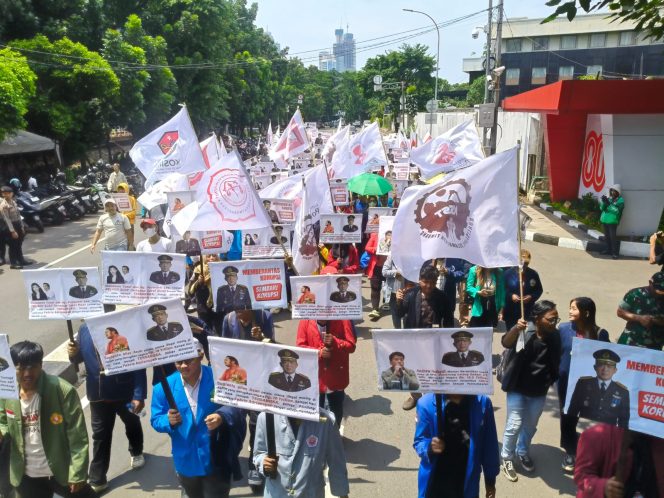
Keterangan foto : Koalisi Sipil Masyarakat Anti Korupsi (KOSMAK) mendesak Komisi Pemberantasan Korupsi (KPK) memeriksa Jaksa Agung Muda Tindak Pidana Khusus (Jampidsus) Kejaksaan Agung, Febrie Adriansyah, Senin (3/11/2025)