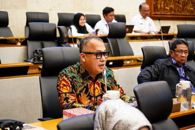 
Anggota Badan Legislasi (Baleg) DPR RI, Arif Rahman, mendorong pengelolaan dana haji agar dapat lebih transparan, dan pemanfaatannya wajib untuk kesejahteraan uma