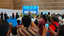 Ketua Yayasan Gerak Nusantara, Torop Sihombing Bersama Ketua Gerak 08, menyerahkan secara simbolis produk Gula Merah Sawit buatan Koperasi Produsen Gerak Nusantara Sejahtera Pematangsiantar kepada Menteri UMKM, Maman Abdurrahman