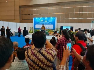 Ketua Yayasan Gerak Nusantara, Torop Sihombing Bersama Ketua Gerak 08, menyerahkan secara simbolis produk Gula Merah Sawit buatan Koperasi Produsen Gerak Nusantara Sejahtera Pematangsiantar kepada Menteri UMKM, Maman Abdurrahman