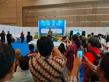 Ketua Yayasan Gerak Nusantara, Torop Sihombing Bersama Ketua Gerak 08, menyerahkan secara simbolis produk Gula Merah Sawit buatan Koperasi Produsen Gerak Nusantara Sejahtera Pematangsiantar kepada Menteri UMKM, Maman Abdurrahman