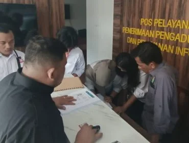 Keterangan foto : DPP Nasional Corruptions Watch (NCW) melalui Wakil Ketua Umum Ghorga Dony Manurung resmi melaporkan mantan Kepala Kejaksaan Negeri (Kajari) Enrekang, Jumat (28/11/2025)
