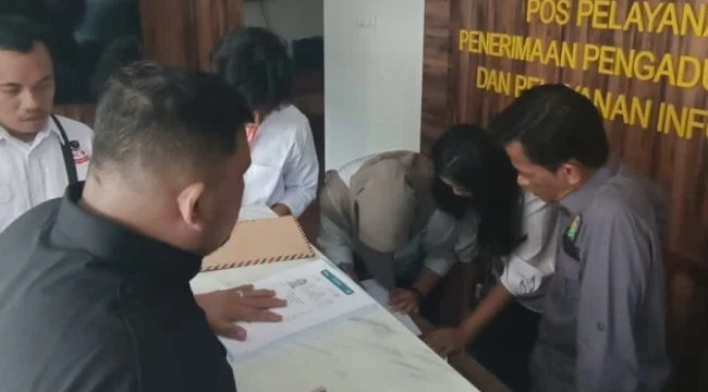 Keterangan foto : DPP Nasional Corruptions Watch (NCW) melalui Wakil Ketua Umum Ghorga Dony Manurung resmi melaporkan mantan Kepala Kejaksaan Negeri (Kajari) Enrekang, Jumat (28/11/2025)