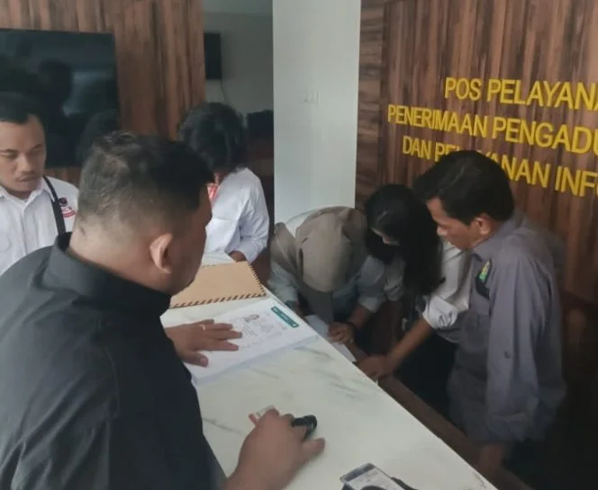 
Keterangan foto : DPP Nasional Corruptions Watch (NCW) melalui Wakil Ketua Umum Ghorga Dony Manurung resmi melaporkan mantan Kepala Kejaksaan Negeri (Kajari) Enrekang, Jumat (28/11/2025)