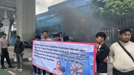 Himpunan Aktivis Milenial Indonesia (HAMI) menggelar aksi demonstrasi di depan kantor Badan Pelindungan Pekerja Migran Indonesia (BP2MI), Jakarta, Kamis (19/11/2025).